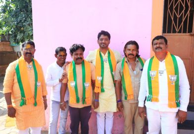 मागील नगरपालिकेची निवडणूक झाली त्या निवडणुकीमध्ये अनगरकरांवर टीका करून निवडून आलात आणि पुन्हा त्यांच्याच चरणी नतमस्तक होऊन ‘ प्रथम झालात अडीच वर्ष खुर्चीची उब घेतली